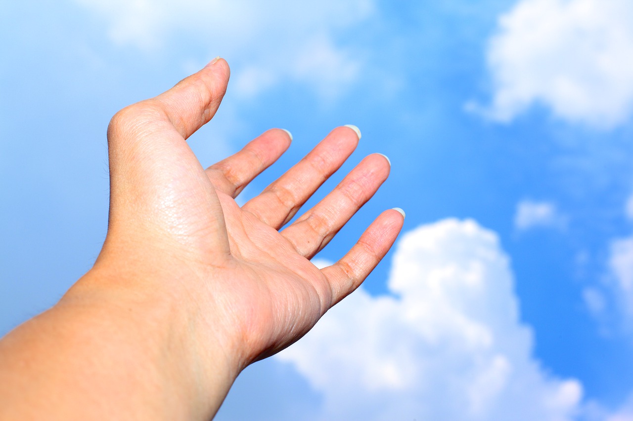 Sky hand. Палец Бога. Бог на пальцах рук. Синяя ладонь. Картинка ради Бога руки.